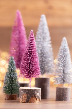 Tahtadaki renkli Noel ağacı, bokeh arkaplan.