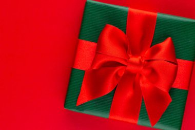 Kırmızı kurdeleli Noel hediye kutuları..
