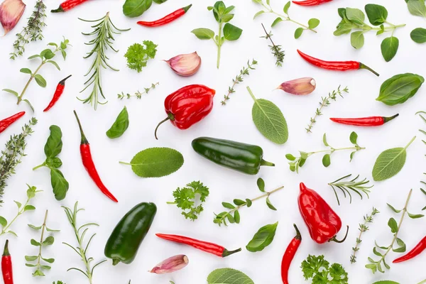 Przyprawy ziołowe liście i pieprz chili na białym tle. Wegeta — Zdjęcie stockowe
