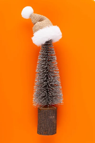 Decoración de Navidad, abeto sobre fondo naranja . — Foto de Stock