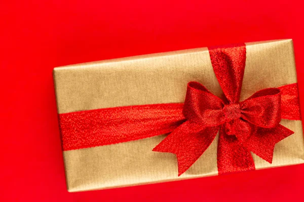 Karácsonyi ajándékdobozok szalagokkal a piros asztalon. — Stock Fotó