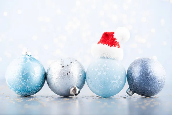 Sfondo palla di Natale. Decorazioni biglietto di auguri su una b blu — Foto Stock