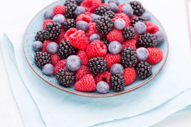 Vintage bir arka plan üzerine bir tabak içinde taze frambuaz. 