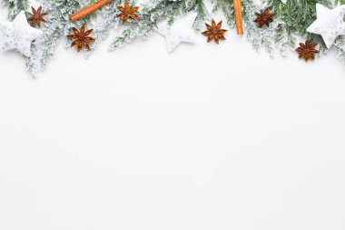 Beyaz Noel ağacı dalları ve yıldız süslemeleri.