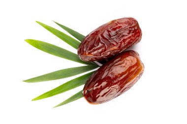 Kuru tarihler beyaz arkaplanda izole edilmiş. Üst Manzara. Düz yatıyordu.