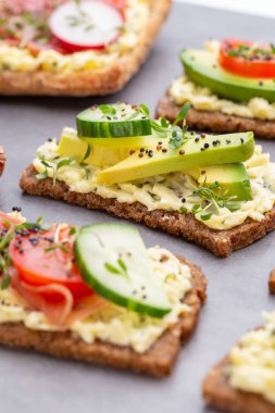 Krem peynirli, sebzeli ve salamlı sandviç..