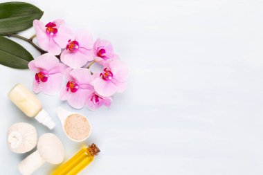 Deniz tuzu, aromaterapi yağı şişelerde ve orkide antika ahşap.