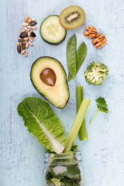 Taze sebzeler ve meyve suyu kavanozu kupaları..