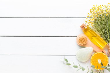 Pastel taşralı spa setiyle güzellik ve aromaterapi konsepti