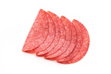 Beyaz arka planda salam dilimleri.