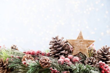 Bokeh arkaplanlı Noel ağacı. Mutlu Noeller.