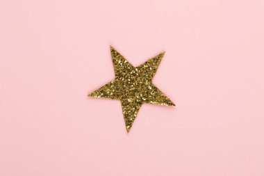 Pembe arka planda Noel süsleri. Noel kompozisyonu.