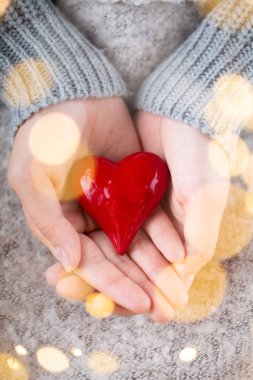 Noel dekoru kadınların elinde. Noel tebrik kartı. Kadının. 