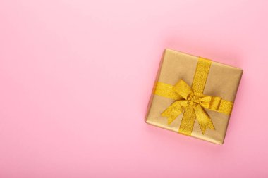 Hediye ya da hediye kutusu ve yıldız konfetisi renkli masa görünümünde. 