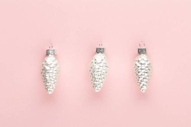 Pembe arka planda Noel süsleri. Noel kompozisyonu.