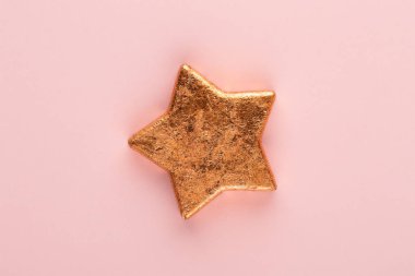 Pembe arka planda Noel süsleri. Noel kompozisyonu.