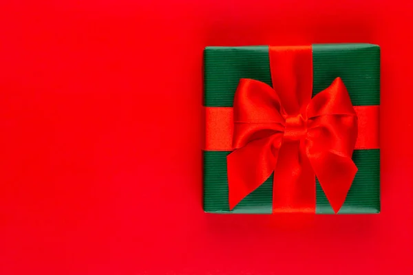 Natale regalo scatola su sfondo rosso . — Foto Stock