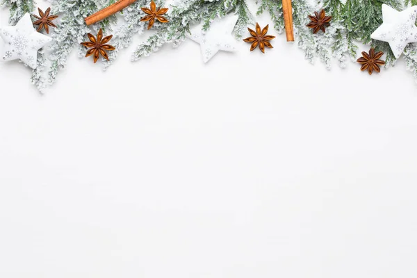 Ramas de abeto blanco navideño con adornos de estrellas. — Foto de Stock