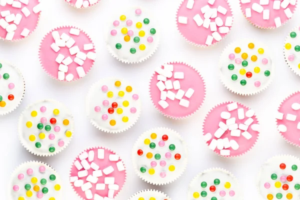 Bunte Cupcakes auf weißem Hintergrund. — Stockfoto