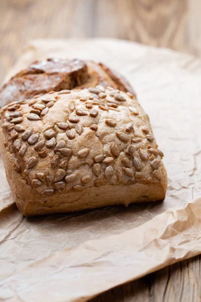 Gold rustikal krustige Brotlaibe und Semmeln auf Holzgrund — Stockfoto