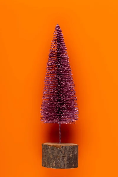 Kerstversiering, dennenboom op oranje achtergrond. — Stockfoto