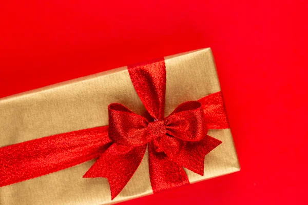 Karácsonyi ajándékdobozok szalagokkal a piros asztalon. — Stock Fotó