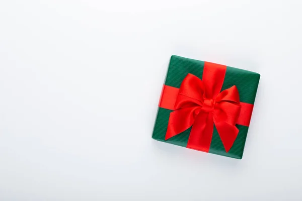 Cadeau of aanwezig doos en sterren confetti op kleur tafel bovenaanzicht. — Stockfoto