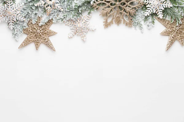 Vánoce bílé jedle stromové větve s dekoracemi zlatých hvězd. — Stock fotografie