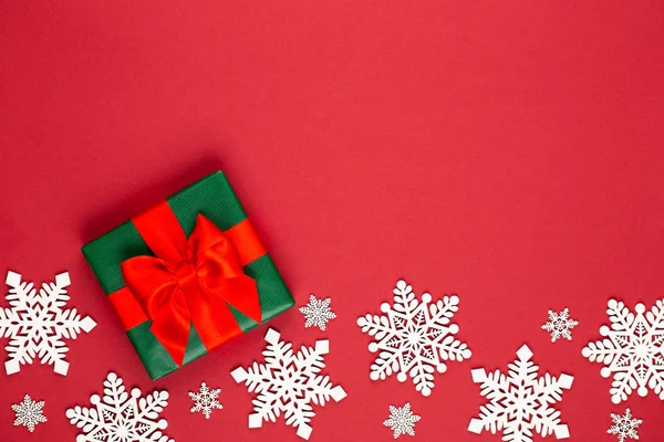 Natale regalo scatola su sfondo rosso . — Foto Stock