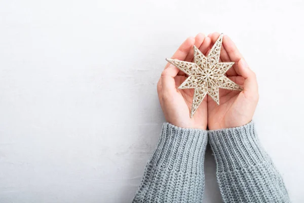 Décor étoile de Noël dans la main des femmes. Carte de voeux de Noël. Wom ! — Photo