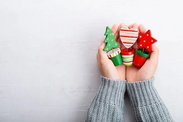 Décor de Noël dans la main des femmes. Carte de voeux de Noël. Chez la femme — Photo