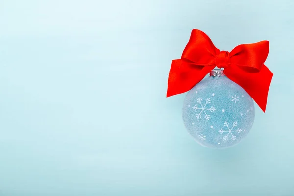 Neujahr, Weihnachten Hintergrund mit blauen Weihnachtskugeln. — Stockfoto