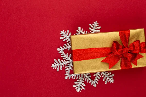 Karácsony, ünnep jelen doboz piros háttér. — Stock Fotó