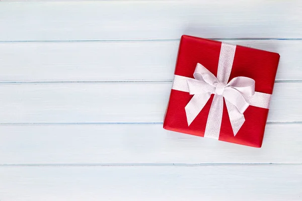 Natale, scatola regalo vacanza su sfondo rosso . — Foto Stock