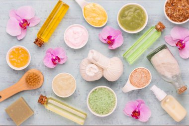 Deniz tuzu, şişelerde aromaterapi yağı ve vintage w papatya