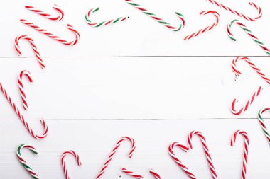 Noel dekoru kadınların elinde. Noel tebrik kartı. Kadının. 