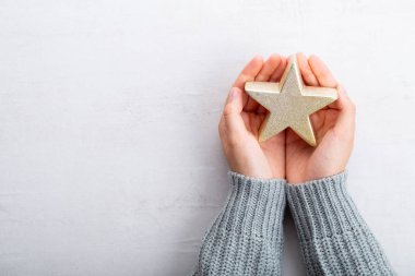 Kadın elinde Noel yıldızı dekor. Noel tebrik kartı. Wom