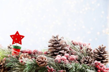 Bokeh arkaplanlı Noel ağacı. Mutlu Noeller.
