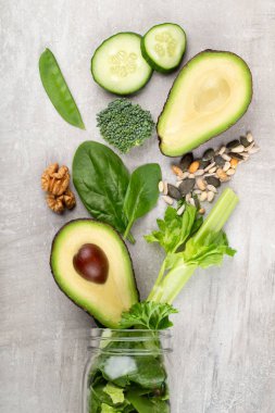 Taze sebzeler ve meyve suyu kavanozu kupaları..