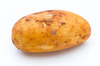 Biyolojik russet patates izole edilmiş beyaz arka plan.