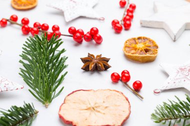 Noel kompozisyonu. Hediyeler, beyaz backgro üzerinde koni süslemeleri