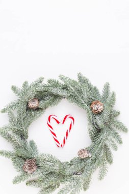 Noel çelengi. Beyaz arka planda Noel süsleri. Fla