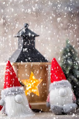 Noel gnome und Noel Baba şapkası. Noel desen. Arka plan üzerinde 