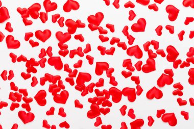 Sevgiliye arka plan kırmızı kalpler Beyaz ahşap zemin üzerinde.