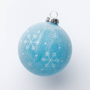 Beyaz bir arka planda Noel dekoru yakın plan. İzole edilmiş - Resim