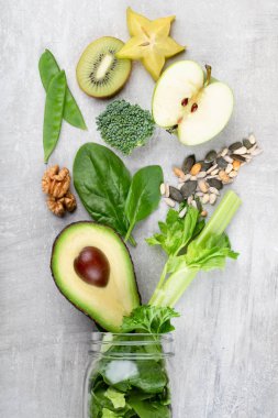 Taze sebzeler ve meyve suyu kavanozu kupaları..