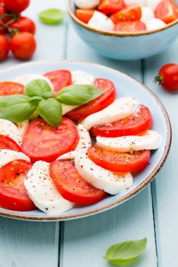 Klasik caprese salatası. Mozzarella domatesleri ve Basilikum.