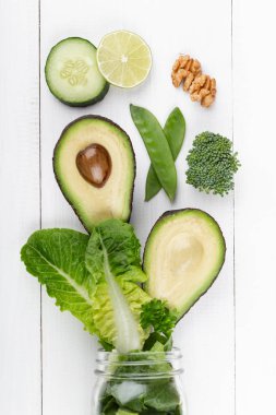 Taze sebzeler ve meyve suyu kavanozu kupaları..