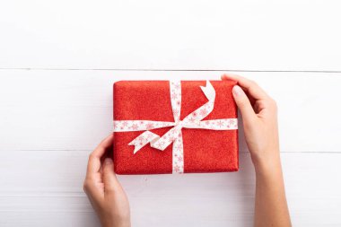 Noel dekoru kadınların elinde. Noel tebrik kartı. Kadının. 