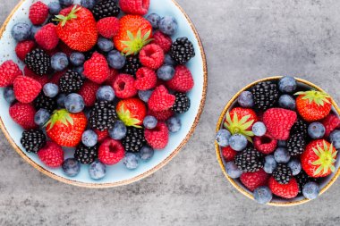 Mavi tabakta taze meyve salatası. Klasik ahşap arkaplan.